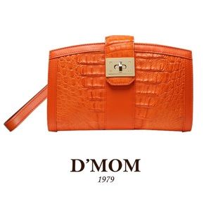 Pre-order D’MOM Hebilla Brand Limited clutch!